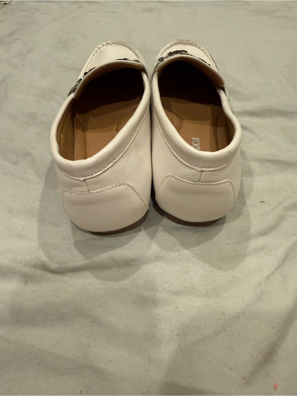 Classic White Leather Slip-On Loafers with Silver Chain Detail - Picture 4 of 6